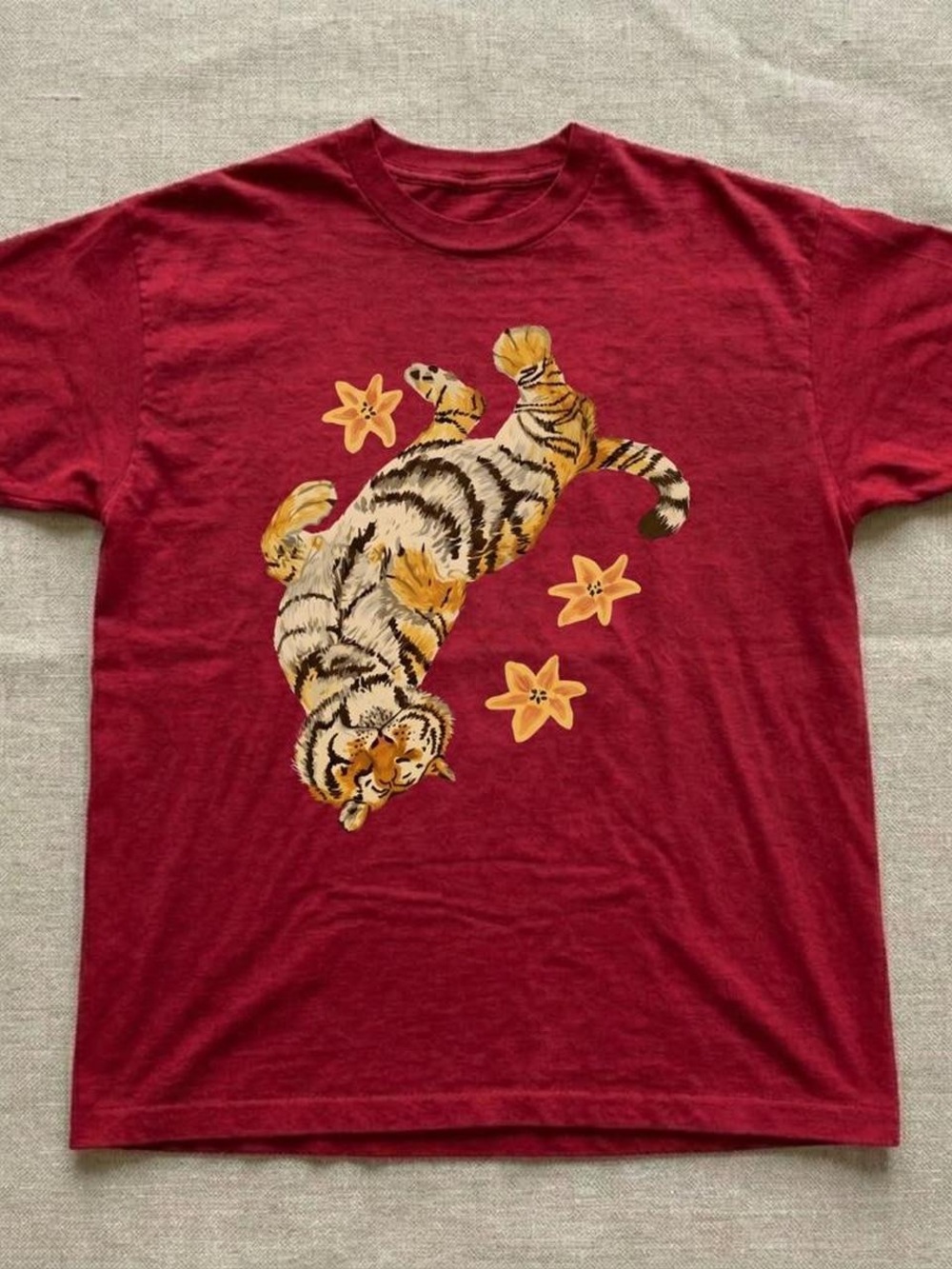 Gildan Unisex’s Cardinalred Playful Tiger Graphic Tee